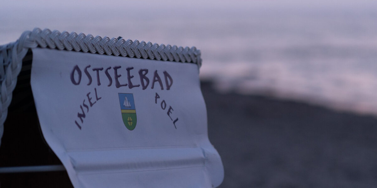 Ostsee Urlaub Insel Poel, Strandkorb mit Aufdruck "Ostseebad Insel Poel".
